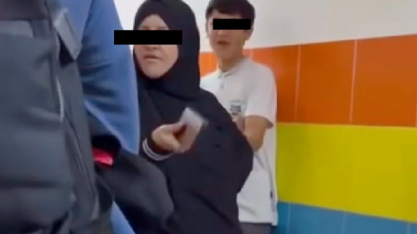 Женщина в хиджабе ударила шалившего в поликлинике ребенка палкой. Возбуждено дело