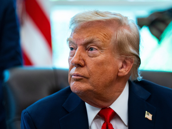 Трамп приказал уголовно наказывать за сожжение флага США