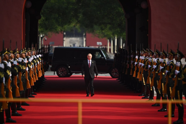 
                    Путин и другие иностранные лидеры на военном параде в Пекине. Фото
                