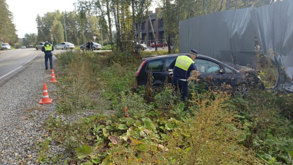 В Екатеринбурге водитель скончался за рулем и влетел в забор