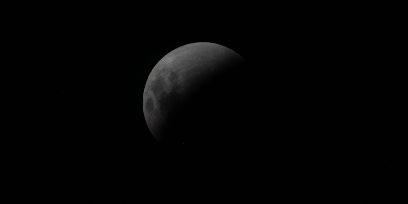 Астронавты показали полное лунное затмение с МКС &mdash; 400 километров над Землёй
