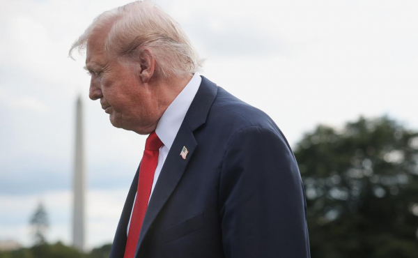 
                    Трамп прибыл в Аризону на церемонию прощания с Кирком
                
