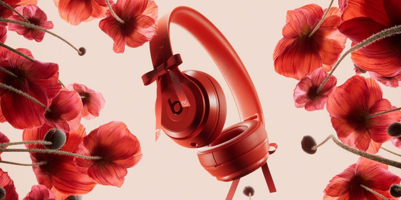 Beats и Дженни из BLACKPINK представили наушники Solo 4 &mdash; с красными бантиками