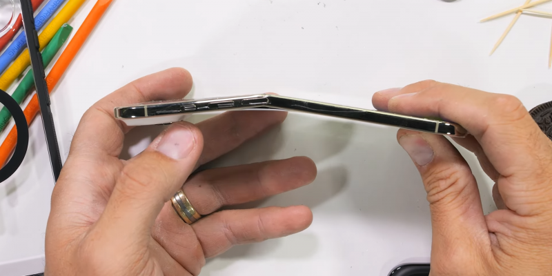 Блогер попытался согнуть iPhone Air &mdash; потребовался кран