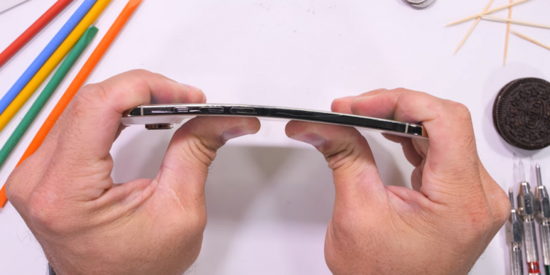 Блогер попытался согнуть iPhone Air &mdash; потребовался кран