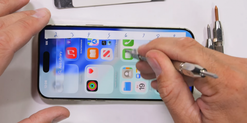 Блогер попытался согнуть iPhone Air &mdash; потребовался кран