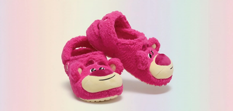 Crocs и Pixar анонсировали ярко-розовые мохнатые сабо по &laquo;Истории игрушек&raquo;