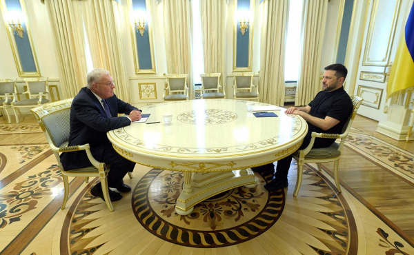 
                    Зеленский назвал темы переговоров с Келлогом в Киеве
                