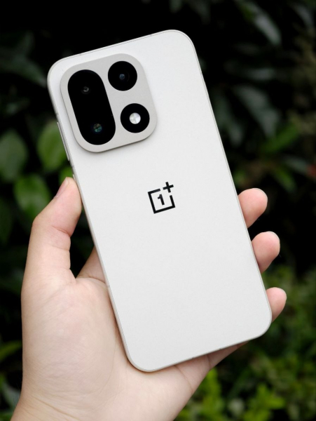 OnePlus 15 показали на фото &mdash; в новом &laquo;песочном&raquo; цвете