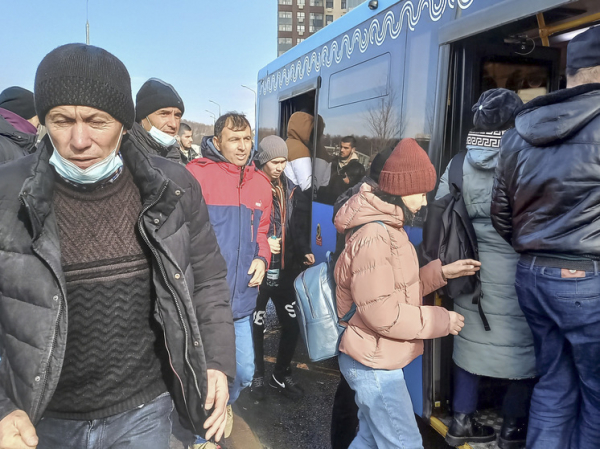 В Минздраве РФ решили урегулировать получение услуг по ОМС работающими мигрантами