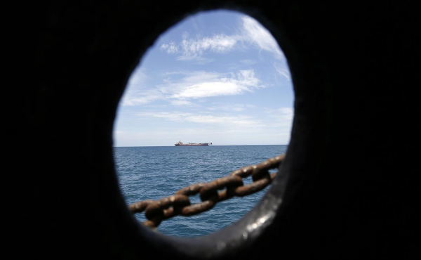 
                    Французские военные задержали членов экипажа связываемого с Россией судна
                