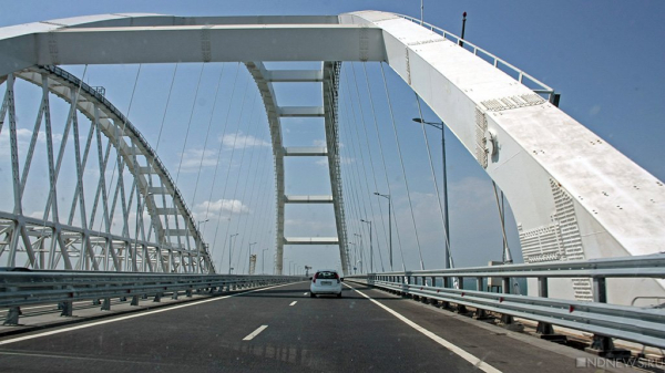 На Крымском мосту закрыли движение автотранспорта