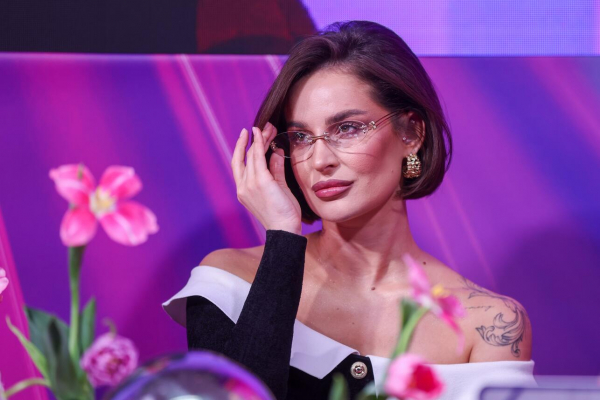 Первые фото свадебного платья солистки Artik & Asti &mdash; невеста отошла от правил