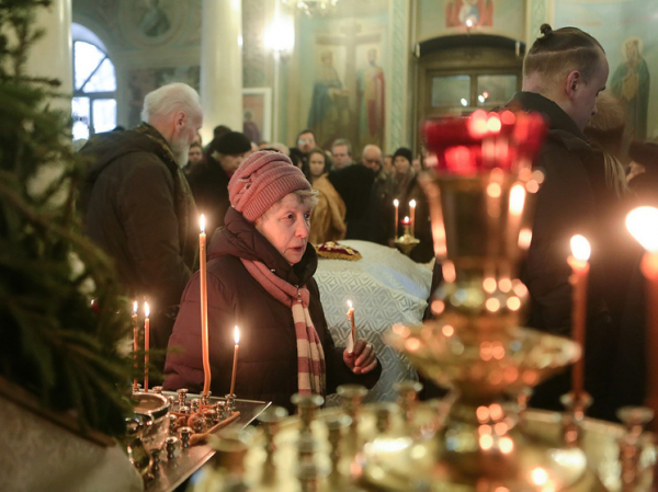 Священник рассказал, в какие подсвечники ставить свечи за живых и мертвых