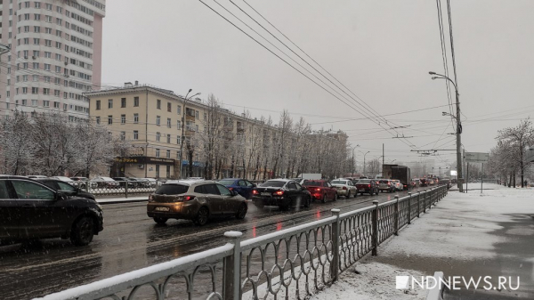 Екатеринбург с раннего утра стоит в пробках &ndash; виноваты снег, школьники и летняя резина