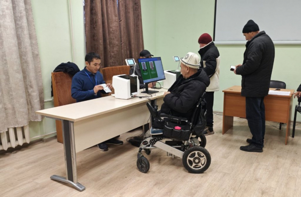 Граждане Киргизии в Екатеринбурге голосуют за депутатов Жогорку Кенеш (ФОТО) Граждане Киргизии в Екатеринбурге голосуют за депутатов Жогорку Кенеш (ФОТО)