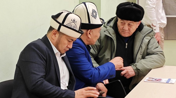 Граждане Киргизии в Екатеринбурге голосуют за депутатов Жогорку Кенеш (ФОТО) Граждане Киргизии в Екатеринбурге голосуют за депутатов Жогорку Кенеш (ФОТО)