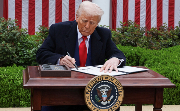 
                    Премьер Канады извинился перед Трампом за рекламу с Рейганом
                