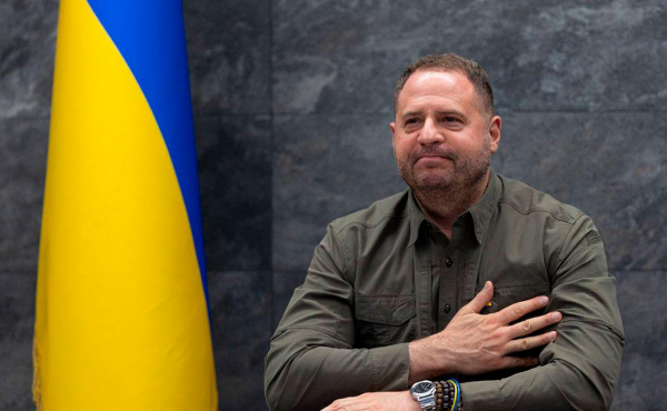 
                    Кремль заявил о &laquo;шатающейся&raquo; системе на Украине из-за обысков у Ермака
                